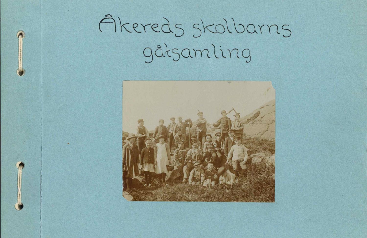 Omslag med en bild på en grupp barn och titeln Åkereds skolbarns gåtsamling.