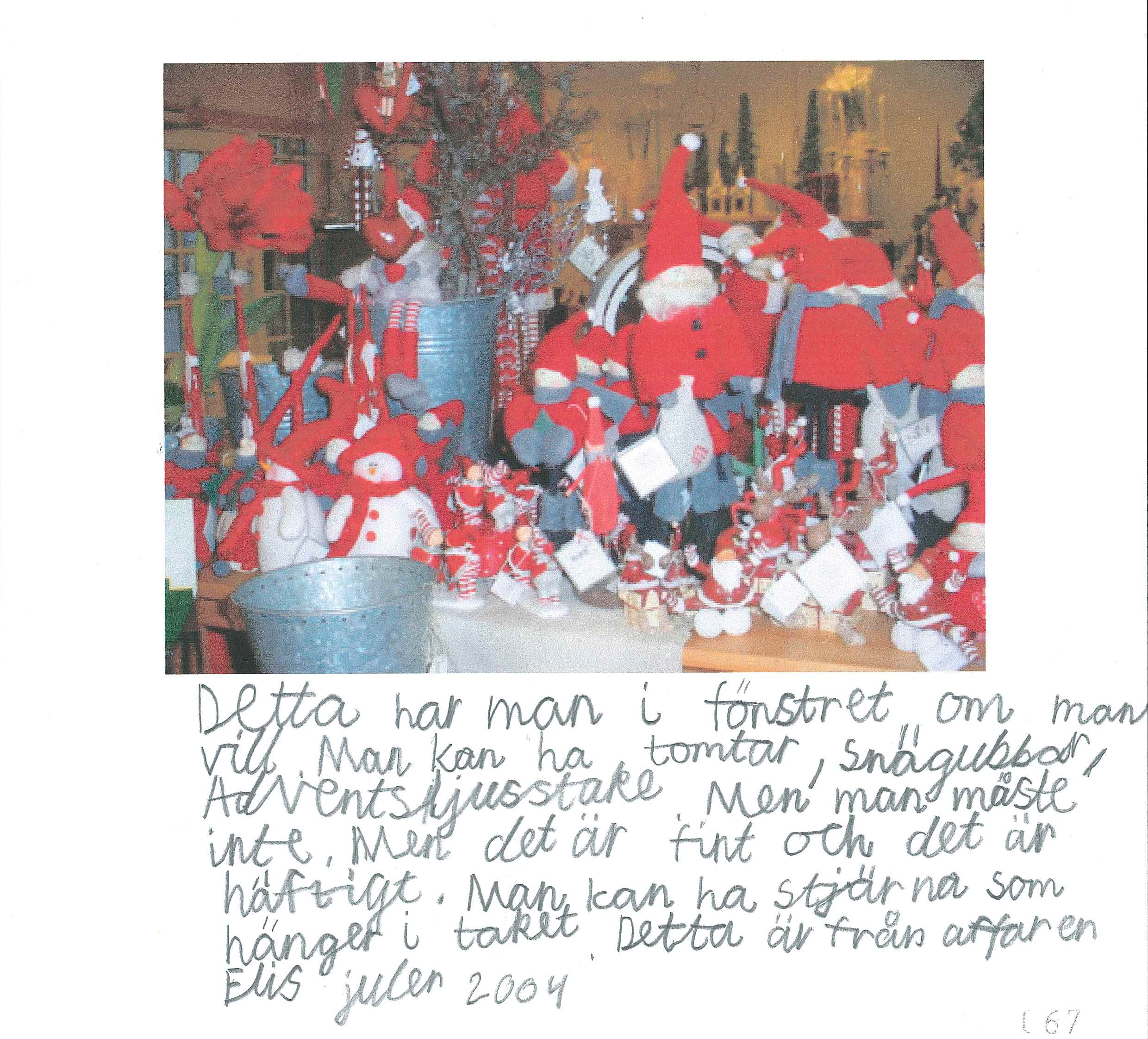 papper med ett fotografi på massa röda prydnadstomtar och under det en handskriven text.